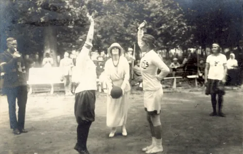 (Lietuvos Fizinio Lavinimosi Sąjungos) moterų krepšinio varžybos V. Jonušaitės taurei laimėti. V. Jonušaitė išmeta sviedinį, teisėjas kairėje – Steponas Darius. XX a. 3 deš.