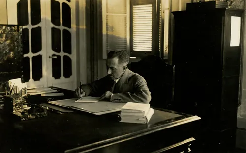 Lietuvos konsulas Rio De Žaneire Rio De Žaneire Teodoras Daukantas (1884–1960) prie darbo stalo, 1930-1932 m./VDKM nuotr.