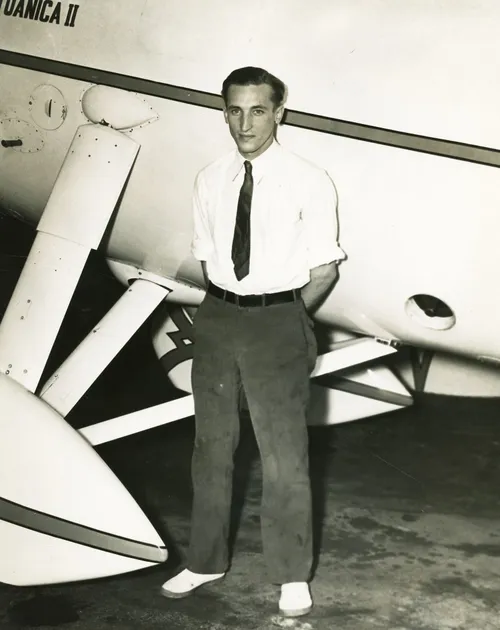 F. Vaitkus prie „Lituanica II" lėktuvo, XX a. 4 deš./VDKM nuotr.