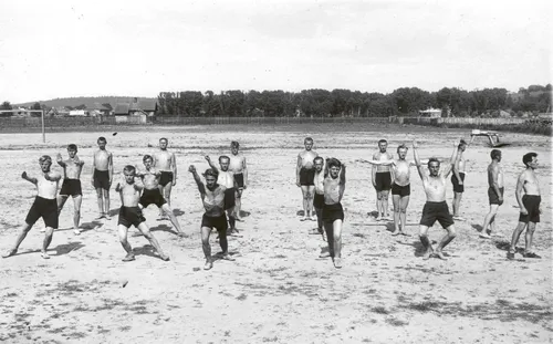 Fizinio lavinimo mokytojų kursai Panemunėje, XX a. I pusė. Nežinomo fotografo nuotrauka iš Lietuvos švietimo muziejaus fotografijų rinkinio.