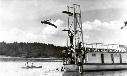 Panemunėje į vandenį šoka Lietuvos bokso čempionas Stasys Peleckis, 1936. Iš Lietuvos sporto muziejaus archyvo.