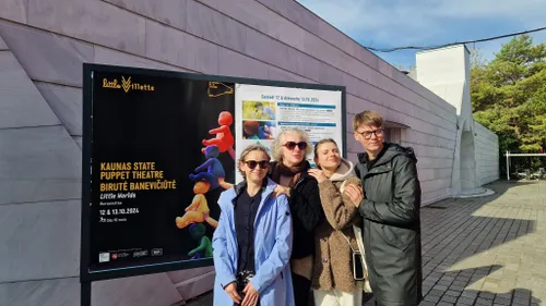Pasaulėlių komanda su rež. B. Banevičiūte Paryžiuje./Teatro nuotr.