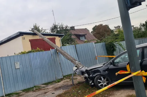 Automobilis kliudė stulpą