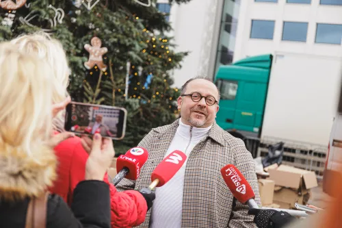 Puošiama Kalėdų eglė vienybės aikštėje / R. Tenio nuotr.