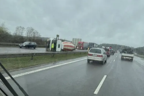 A5 kelyje apvirto betonvežis / „Kas vyksta Kaune“ grupės nuotr.