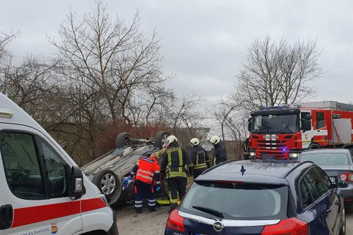 Ugniagesiai, gelbėtojai, greitoji, avarija, apvirtęs automobilis