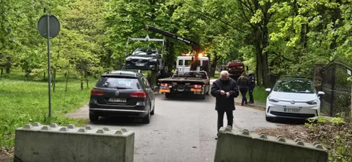 Nuo Dariaus ir Girėno stadiono prieeigų nuvežami automobiliai / Skaitytojo nuotr.