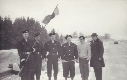 7. Krašto apsaugos departamento Pasienio apsaugos tarnybos kariai Medininkų pasienio poste. 1991 m. Aut._ Jonas Rimkevičius. VDKM Fotonuotraukų rinkinys, Fa-23610 Large