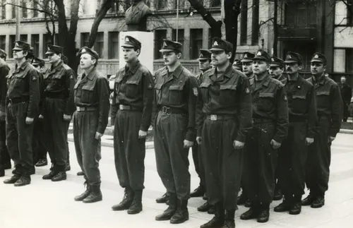 8. Lietuvos Respublikos Karininkų kursų klausytojų ir dėstytojų rikiuotė VDKM sodelyje. VDKM Fotonuotraukų rinkinys, Fa-19488-10 Large