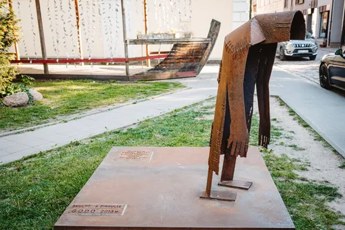 Naujos skulptūros Kaune „Ožka geldoje“ ir „Godo“ / Kaunas.lt nuotr.