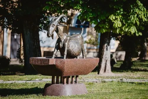 Naujos skulptūros Kaune „Ožka geldoje“ ir „Godo“ / Kaunas.lt nuotr.