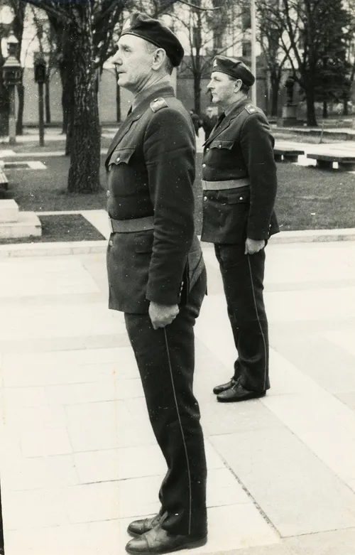 Lietuvos Respublikos Karininkų kursų viršininkas plk. Bronislovas Vizbaras (1-as iš kairės) ir kursų viršininko pavaduotojas mjr. Stanislovas Adamonis. VDKM Fotonuotraukų rinkinys, F