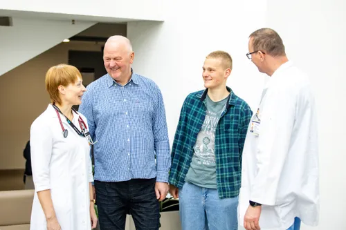 gydytojai ir pacientas su sunumi