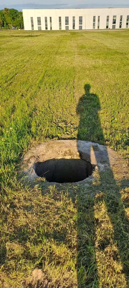 Atviras šulinys Europos pr. / skaitytojos nuotr.