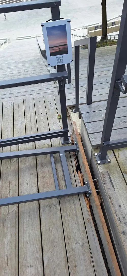 Kauno Dainų slėnyje išvirto metalinis turėklas / Skaitytojo nuotr.