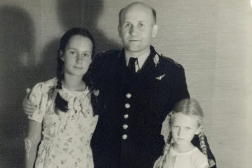 antanas gustaitis su dukromis rasa ir jurate scaled e1734525545762