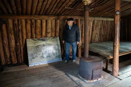 J. Markauskas aprodo jurtos vidų. Fotografuota Lietuvos etnografijos muziejuje. K. Jurevičiūtės nuotr.