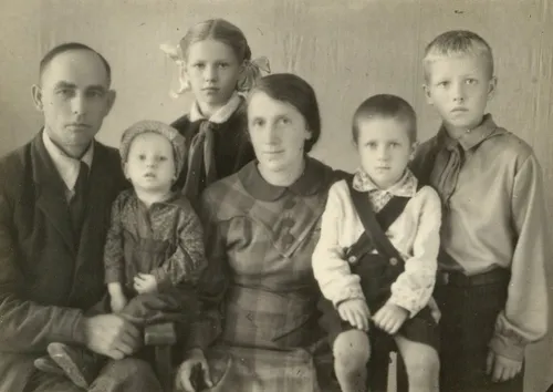 Markauskų šeima Jakutske 1952 m. Jonas antras iš dešinės. J. Markausko asmeninio archyvo nuotr.