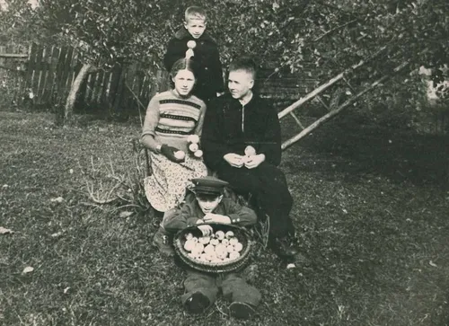 Markauskų vaikai skanauja obuolius iš savo senelių sodo Šilavoto k. J. Markausko asmeninio archyvo nuotr.