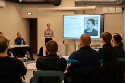 10. Muziejininkė Simona Gustaitytė svečiams pristatė keletą iš Miuncheno atvežtų ir IX forte nužudytų asmenų biografijų. K. Jurevičiūtės nuotr.