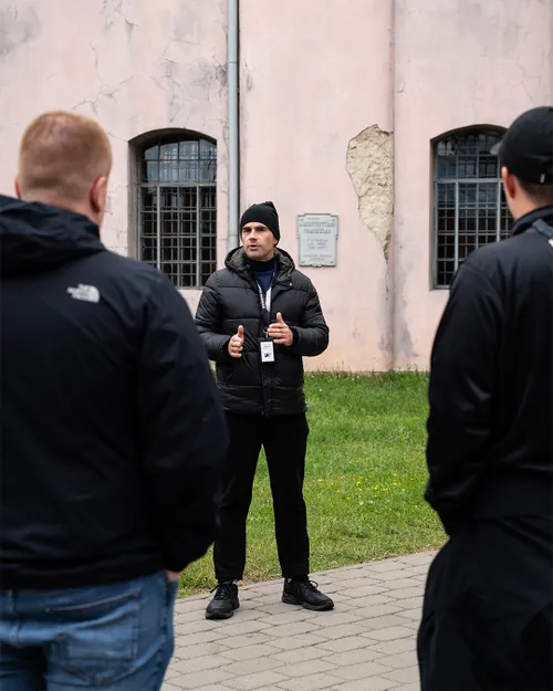 8. Ekskursijų vadovas Karolis Sabutis svečiams iš Vokietijos veda ekskursiją. K. Jurevičiūtės nuotr.