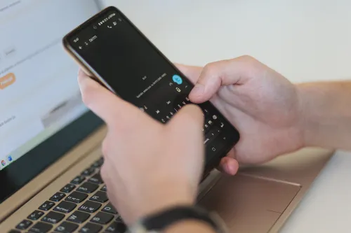 Kompiuteris, mobilus telefonas, sukčius, pinigai / R. Tenio nuotr.