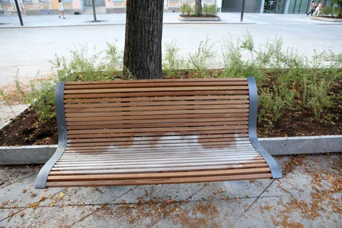 Rekonstruota Laisvės alėjos atkarpa ir suoleliai / M. Patašiaus nuotr.