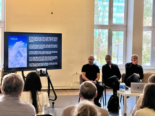 ansamblieciai susitinka su kurejais scaled