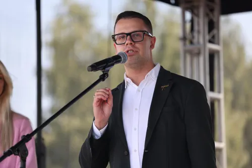 Lapėse atvertas atnaujintas stadionas / KRS nuotr.