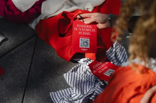 Kauno „Akropolio“ performansas „Išsiskirk su vasaros rūbais“ / Organizatorių nuotr.