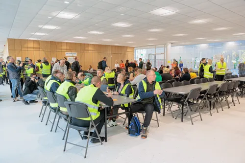 Evakuojamų žmonių priėmimo pratybos lengvosios atletikos manieže / R. Tenio nuotr.