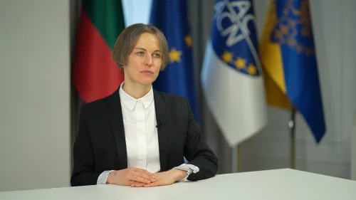 c1044 001mp415 19 32 13still001