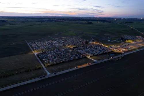 Žvakutės Vainatrakio kapinėse R. Tenio nuotr.
