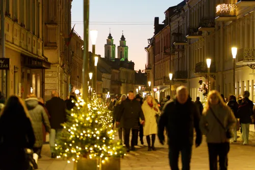 Į Rotušės aikštę plūsta minios kauniečių / R. Tenio nuotr.