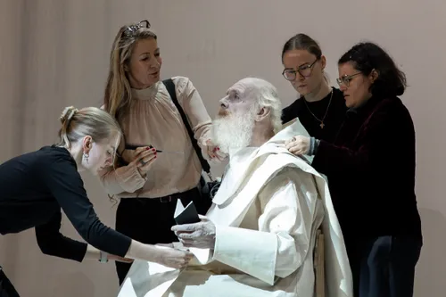 fotosesijos akimirka su grimo ir peruku meistre m halligan ir kostiumu dailininke f ruggeri p gagaites nuotr