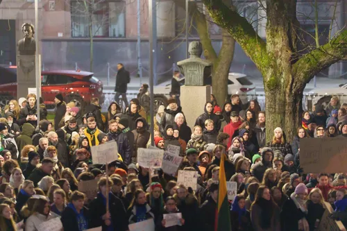 Tūkstantinė kauniečių minia susirinko palaikyti protestuojančių žurnalistų / R. Tenio nuotr.