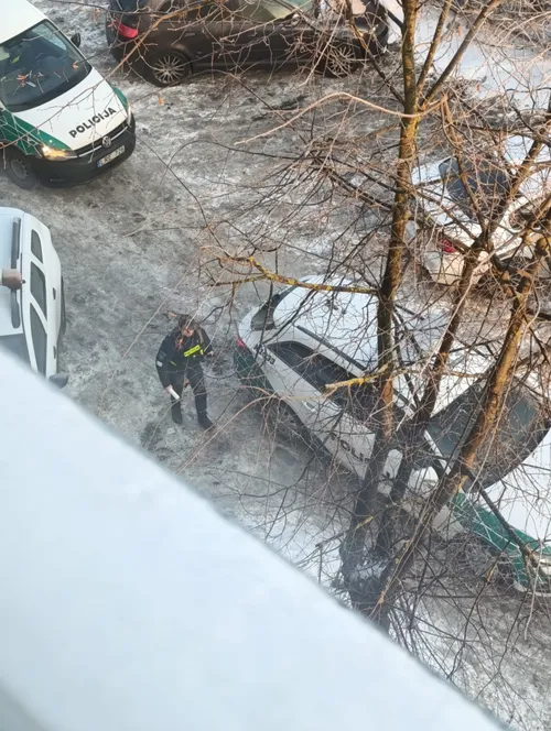 Policijos pareigūnai A. Juozapavičiaus pr. / Skaitytojo nuotr.
