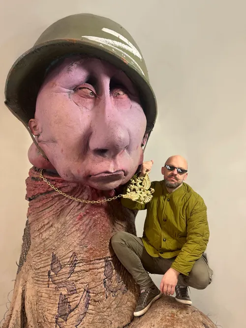 Martynas Gaubas ir skulptūra „Chuilo“ / Asm. albumo nuotr.