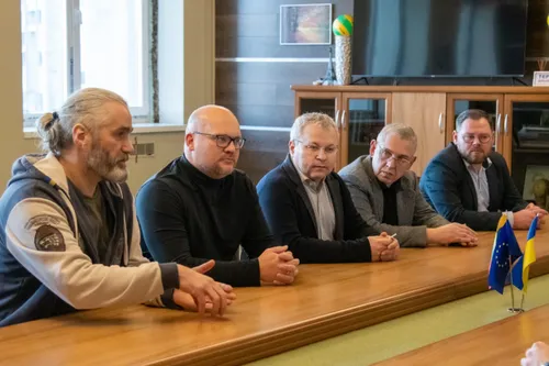 is kaires i desine organizacijos luksu vyrai ikurejas g mauricas e dirzius k grigonis a jurkevicius e dainius