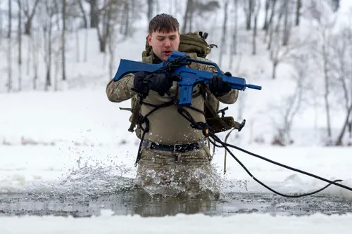 Treniruotė lediniame vandenyje / LK / srž. sp. K. Kavolėlio nuotr.