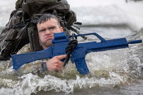 Treniruotė lediniame vandenyje / LK / srž. sp. K. Kavolėlio nuotr.