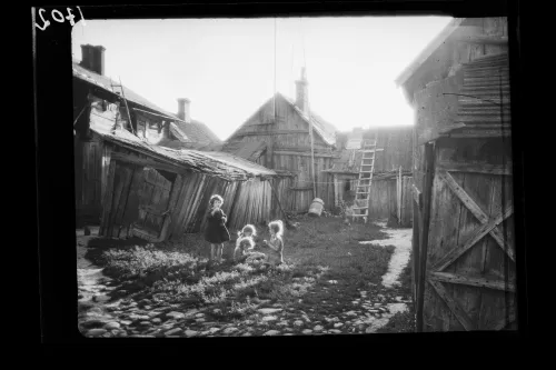 Vaikystė Žaliakalnio (?) kieme. XX a. 3 deš. Fotografas Antanas Ingelevičius Lietuvos nacionalinis muziejus, ENeg 1702