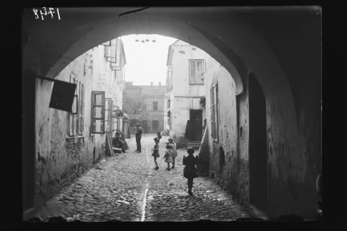 Kiemas Vilniaus gatvėje. XX a. 3 deš. Fotografas Antanas Ingelevičius Lietuvos nacionalinis muziejus, ENeg 1748
