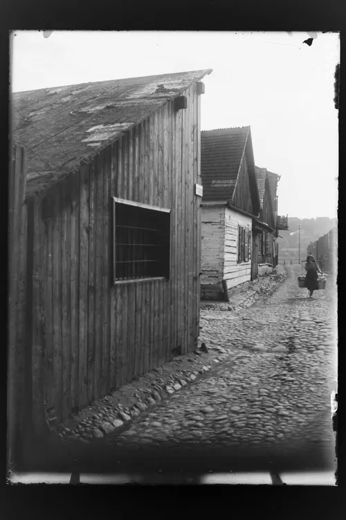 Smalininkų gatve moteris su skalbiniais grįžta nuo Nemuno. XX a. 3 deš. Fotografas Antanas Ingelevičius Lietuvos nacionalinis muziejus, ENeg 2385