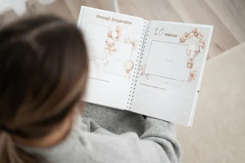 mano pirmasis albumas skirtas svarbiausioms pirmuju metu akimirkoms iamzinti scaled