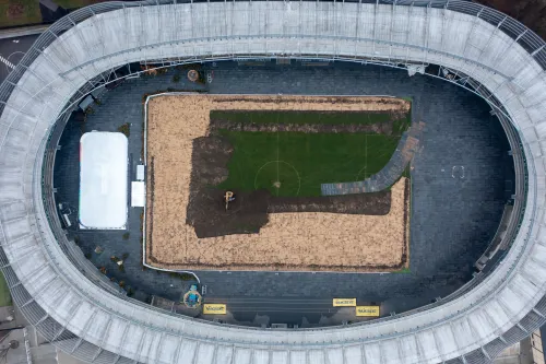 Dariaus ir Girėno stadiono veja keliauja į šiukšliadėžę / „Kas vyksta Kaune“ nuotr.