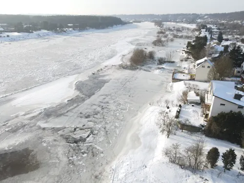 Vanduo prie pat gyvenamųjų namų (2026-01-19). Neris ties Salių km (Kauno r. sav.)