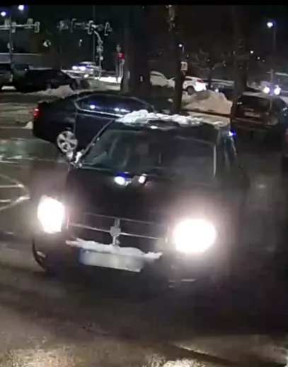 su uzdengtais numeriais