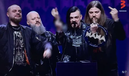 M.A.M.A. scenoje – vidurinis pirštas: ačiū jums už nieką / Delfi.lt ekrano nuotr.