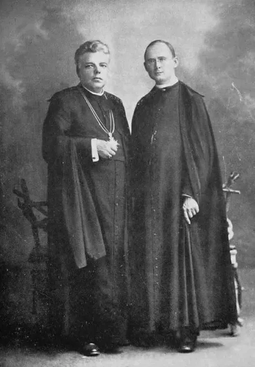 Kun. kanauninkas K. Prapuolenis lydi kun. V. Bartušką į Vatikaną.